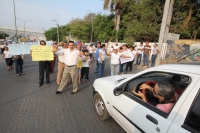 Jueves 26 de mayo. Padres de familia de la escuela primaria Lazaro Cardenas y de habitantes de colonias de la zona norte de Tuxtla Gutiérrez, protestan cerrando la arteria vial de la Calzada al Cañón del Sumidero para protestar por las obras del drenaje p