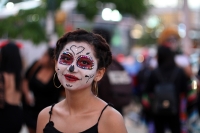 Miércoles 31 de octubre del 2018. Tuxtla Gutiérrez. Los colores y atmosfera festiva del dí­a de muertos se refleja en las actividades cotidianas de la provincia del sureste; las catrinas, monstros y brujas recorren la Avenida Central durante las festivi