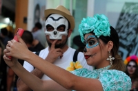Miércoles 31 de octubre del 2018. Tuxtla Gutiérrez. Los colores y atmosfera festiva del dí­a de muertos se refleja en las actividades cotidianas de la provincia del sureste; las catrinas, monstros y brujas recorren la Avenida Central durante las festivi