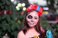 Miércoles 31 de octubre del 2018. Tuxtla Gutiérrez. Los colores y atmosfera festiva del dí­a de muertos se refleja en las actividades cotidianas de la provincia del sureste; las catrinas, monstros y brujas recorren la Avenida Central durante las festivi