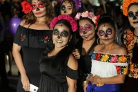 Miércoles 31 de octubre del 2018. Tuxtla Gutiérrez. Los colores y atmosfera festiva del dí­a de muertos se refleja en las actividades cotidianas de la provincia del sureste; las catrinas, monstros y brujas recorren la Avenida Central durante las festivi