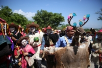20210531. El Calalá en Suchiapa.  Día de La Topada del Calalá: los diferentes grupos de danzantes se encuentran para acompañar el recorrido ritual hacia la Ermita de esta comunidad