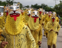 Martas 13 de junio del 2017. Suchiapa. El recorrido de la topada del Santísimo da inicio a las danzas del Calalá en las comunidades de esta localidad de la depresión central de Chiapas.  Los danzantes se reúnen entre las comunidades de oriente de esta loc