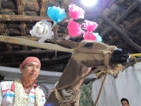 Domingo 19 de junio. Los pobladores de la comunidad Suchiapa inician los preparativos de las celebraciones del Corpus donde se realiza la danza del Calalá. este domingo se reunen en las casas de los principales de esta celebración para realizar los ritual