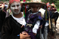 Martes 13 de junio del 2017. Suchiapa. El recorrido de la topada del Santísimo da inicio a las danzas del Calalá en las comunidades de esta localidad de la depresión central de Chiapas.  Los danzantes se reúnen entre las comunidades de oriente de Suchiapa