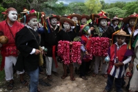 Martes 13 de junio del 2017. Suchiapa. El recorrido de la topada del Santísimo da inicio a las danzas del Calalá en las comunidades de esta localidad de la depresión central de Chiapas.  Los danzantes se reúnen entre las comunidades de oriente de Suchiapa