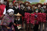Martes 13 de junio del 2017. Suchiapa. El recorrido de la topada del Santísimo da inicio a las danzas del Calalá en las comunidades de esta localidad de la depresión central de Chiapas.  Los danzantes se reúnen entre las comunidades de oriente de Suchiapa