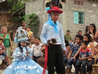 Domingo 19 de junio. Los pobladores de la comunidad Suchiapa inician los preparativos de las celebraciones del Corpus donde se realiza la danza del Calalá. este domingo se reunen en las casas de los principales de esta celebración para realizar los ritual