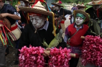 Martes 13 de junio del 2017. Suchiapa. El recorrido de la topada del Santísimo da inicio a las danzas del Calalá en las comunidades de esta localidad de la depresión central de Chiapas.  Los danzantes se reúnen entre las comunidades de oriente de Suchiapa