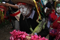 Martes 13 de junio del 2017. Suchiapa. El recorrido de la topada del Santísimo da inicio a las danzas del Calalá en las comunidades de esta localidad de la depresión central de Chiapas.  Los danzantes se reúnen entre las comunidades de oriente de Suchiapa