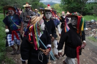 Martes 13 de junio del 2017. Suchiapa. El recorrido de la topada del Santísimo da inicio a las danzas del Calalá en las comunidades de esta localidad de la depresión central de Chiapas.  Los danzantes se reúnen entre las comunidades de oriente de Suchiapa