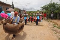Lunes 20 de junio. (20 fotos) Los pobladores de la Colonia Emiliano Zapata de Chiapa de Corzo inician esta mañana (lunes) con las danzas del Calalá acompañando las enramas y somes los cuales son llevados entre el sonido de los cuetes y danzantes a una cas