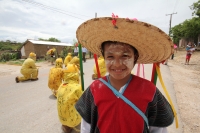 Lunes 20 de junio. (20 fotos) Los pobladores de la Colonia Emiliano Zapata de Chiapa de Corzo inician esta mañana (lunes) con las danzas del Calalá acompañando las enramas y somes los cuales son llevados entre el sonido de los cuetes y danzantes a una cas