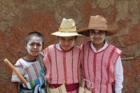 Lunes 20 de junio. (20 fotos) Los pobladores de la Colonia Emiliano Zapata de Chiapa de Corzo inician esta mañana (lunes) con las danzas del Calalá acompañando las enramas y somes los cuales son llevados entre el sonido de los cuetes y danzantes a una cas