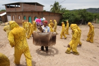 Lunes 20 de junio. (20 fotos) Los pobladores de la Colonia Emiliano Zapata de Chiapa de Corzo inician esta mañana (lunes) con las danzas del Calalá acompañando las enramas y somes los cuales son llevados entre el sonido de los cuetes y danzantes a una cas