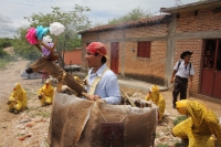 Lunes 20 de junio. (20 fotos) Los pobladores de la Colonia Emiliano Zapata de Chiapa de Corzo inician esta mañana (lunes) con las danzas del Calalá acompañando las enramas y somes los cuales son llevados entre el sonido de los cuetes y danzantes a una cas