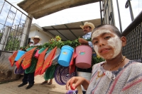 Lunes 20 de junio. (20 fotos) Los pobladores de la Colonia Emiliano Zapata de Chiapa de Corzo inician esta mañana (lunes) con las danzas del Calalá acompañando las enramas y somes los cuales son llevados entre el sonido de los cuetes y danzantes a una cas