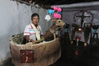 Lunes 20 de junio (40 fotos) Los participantes de la danza del Calalá visten tocados color azul y adornan sus cabezas con paliacates para identificarse con la usanza de los pueblos orginales de la depresión central de Chiapas. Esta festividad tiene su pun