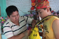 Lunes 20 de junio (40 fotos) Los participantes de la danza del Calalá visten tocados color azul y adornan sus cabezas con paliacates para identificarse con la usanza de los pueblos originales de la depresión central de Chiapas. Esta festividad tiene su pu