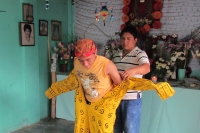 Lunes 20 de junio (40 fotos) Los participantes de la danza del Calalá visten tocados color azul y adornan sus cabezas con paliacates para identificarse con la usanza de los pueblos originales de la depresión central de Chiapas. Esta festividad tiene su pu