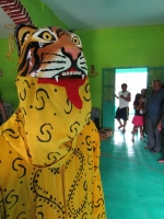 Lunes 20 de junio (40 fotos) Los participantes de la danza del Calalá visten tocados color azul y adornan sus cabezas con paliacates para identificarse con la usanza de los pueblos originales de la depresión central de Chiapas. Esta festividad tiene su pu