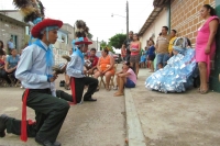 Lunes 20 de junio (40 fotos) Los participantes de la danza del Calalá visten tocados color azul y adornan sus cabezas con paliacates para identificarse con la usanza de los pueblos originales de la depresión central de Chiapas. Esta festividad tiene su pu