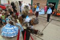 Lunes 20 de junio (40 fotos) Los participantes de la danza del Calalá visten tocados color azul y adornan sus cabezas con paliacates para identificarse con la usanza de los pueblos originales de la depresión central de Chiapas. Esta festividad tiene su pu