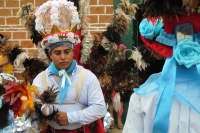 Lunes 20 de junio (40 fotos) Los participantes de la danza del Calalá visten tocados color azul y adornan sus cabezas con paliacates para identificarse con la usanza de los pueblos originales de la depresión central de Chiapas. Esta festividad tiene su pu