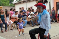 Lunes 20 de junio (40 fotos) Los participantes de la danza del Calalá visten tocados color azul y adornan sus cabezas con paliacates para identificarse con la usanza de los pueblos originales de la depresión central de Chiapas. Esta festividad tiene su pu