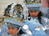 Lunes 20 de junio (40 fotos) Los participantes de la danza del Calalá visten tocados color azul y adornan sus cabezas con paliacates para identificarse con la usanza de los pueblos originales de la depresión central de Chiapas. Esta festividad tiene su pu