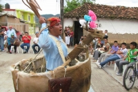 Lunes 20 de junio (40 fotos) Los participantes de la danza del Calalá visten tocados color azul y adornan sus cabezas con paliacates para identificarse con la usanza de los pueblos originales de la depresión central de Chiapas. Esta festividad tiene su pu