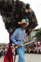 Lunes 20 de junio (40 fotos) Los participantes de la danza del Calalá visten tocados color azul y adornan sus cabezas con paliacates para identificarse con la usanza de los pueblos originales de la depresión central de Chiapas. Esta festividad tiene su pu