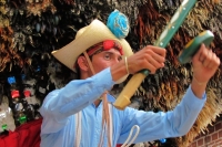 Lunes 20 de junio (40 fotos) Los participantes de la danza del Calalá visten tocados color azul y adornan sus cabezas con paliacates para identificarse con la usanza de los pueblos originales de la depresión central de Chiapas. Esta festividad tiene su pu