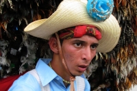 Lunes 20 de junio (40 fotos) Los participantes de la danza del Calalá visten tocados color azul y adornan sus cabezas con paliacates para identificarse con la usanza de los pueblos originales de la depresión central de Chiapas. Esta festividad tiene su pu