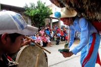 Lunes 20 de junio (40 fotos) Los participantes de la danza del Calalá visten tocados color azul y adornan sus cabezas con paliacates para identificarse con la usanza de los pueblos originales de la depresión central de Chiapas. Esta festividad tiene su pu Lunes 20 de junio (40 fotos) Los participantes de la danza del Calalá visten tocados color azul y adornan sus cabezas con paliacates para identificarse con la usanza de los pueblos originales de la depresión central de Chiapas. Esta festividad tiene su pu