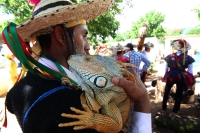 Domingo 22 de junio del 2014. Suchiapa, Chiapas. Durante las celebraciones patronales del Corpus Christi, los danzantes del Calalá visitan La Cruz del Perdón en las cercanías del panteón de la localidad para continuar con el tradicional recorrido hacia la