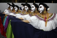 Tuxtla Guti�rrez. Alumnos de diferentes escuelas participan en los bailables que se presentan, durante las festividades del D�a de Muertos en el Museo de Antropolog�a de Chiapas.