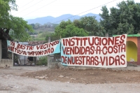 Domingo 5 de junio. Habitantes de las colonias populares aledañas a la Fabrica Caleras y Morteros de Chiapas protestan con mantas para que sean verificados los daños ecológicos causados a la reserva ecológica del Cañón del Sumidero.