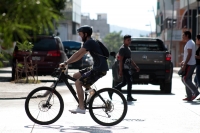 Domingo 5 de abril del 2020. Tuxtla Gutiérrez. Un ciclista con cubre-boca circula se protege de posibles contagios de Coronavirus
