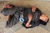 Martes 25 de julio del 2017. Tuxtla Gutiérrez. El abandono municipal de los parques se ve reflejado en el del 5 de Mayo donde personas pernoctan durante el día en los alrededores de las instalaciones del Centro Cultural Jaime Sabines.