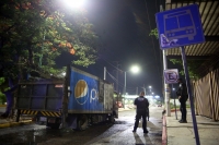 20210603. Tuxtla G. Camioneta repartidora incendiada en las instalaciones de la FGE-Chiapas durante la jornada de protestas de esta madrugada