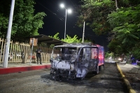 20210603. Tuxtla G. Camioneta repartidora incendiada en las instalaciones de la FGE-Chiapas durante la jornada de protestas de esta madrugada