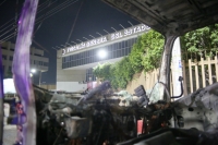 20210603. Tuxtla G. Camioneta repartidora incendiada en las instalaciones de la FGE-Chiapas durante la jornada de protestas de esta madrugada