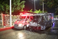 20210603. Tuxtla G. Camioneta repartidora incendiada en las instalaciones de la FGE-Chiapas durante la jornada de protestas de esta madrugada