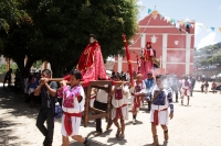 Jueves 11 de agosto del 2016. San Juan Cancuc. Las autoridades tradicionales de la etnia Tsental llevan en procesión las imágenes religiosas desde la iglesia de esta comunidad ubicada entre la zona Altos y Selva