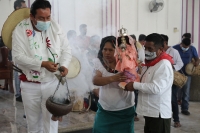 20210202. Tuxtla G. Los costumbristas de la comunidad Zoque se cubren con #cubrebocas y con las medidas de precaución por la #Pandemia del #Covid, realizan los rituales patronales de la comunidad de #Copoya