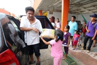 Domingo 30 de junio del 2013. Tuxtla Gutiérrez, Chiapas. Los desplazados de Venustiano Carranza continúan viviendo en precarias condiciones a pesar de que fueran reubicados en las instalaciones de la Feria Chiapas y reciben ayuda humanitaria de quienes aú