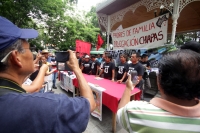 Viernes 30 de junio del 2017. Tuxtla Gutiérrez. La caravana de padres de familia de los alumnos desaparecidos de la Normal Rural Isidro Burgos de Ayotzinapa durante su mitin en el parque de la marimba este medio día.