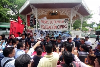 Viernes 30 de junio del 2017. Tuxtla Gutiérrez. La caravana de padres de familia de los alumnos desaparecidos de la Normal Rural Isidro Burgos de Ayotzinapa durante su mitin en el parque de la marimba este medio día.