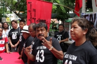 Viernes 30 de junio del 2017. Tuxtla Gutiérrez. La caravana de padres de familia de los alumnos desaparecidos de la Normal Rural Isidro Burgos de Ayotzinapa durante su mitin en el parque de la marimba este medio dÃa. Viernes 30 de junio del 2017. Tuxtla Gutiérrez. La caravana de padres de familia de los alumnos desaparecidos de la Normal Rural Isidro Burgos de Ayotzinapa durante su mitin en el parque de la marimba este medio dÃa.